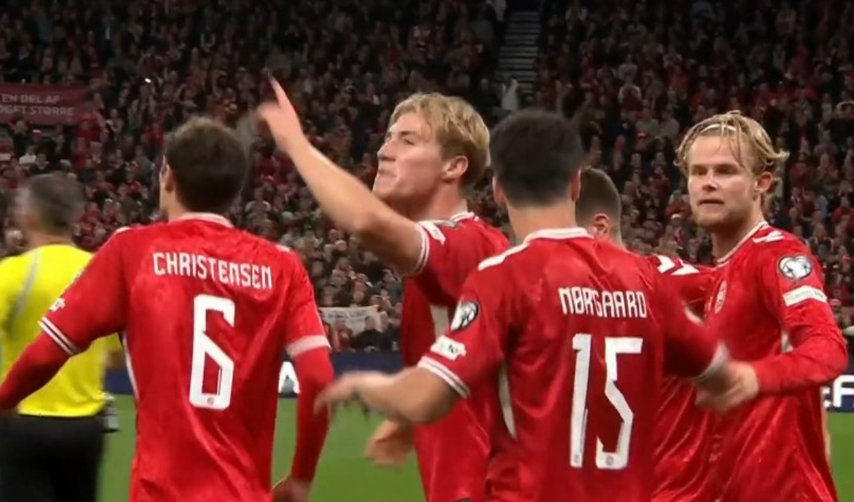 KUALIFIKUESET, 45′ e para: Polonia shënon direkt nga goditja e këndit, Danimarka lë Greqinë jashtë Botërorit