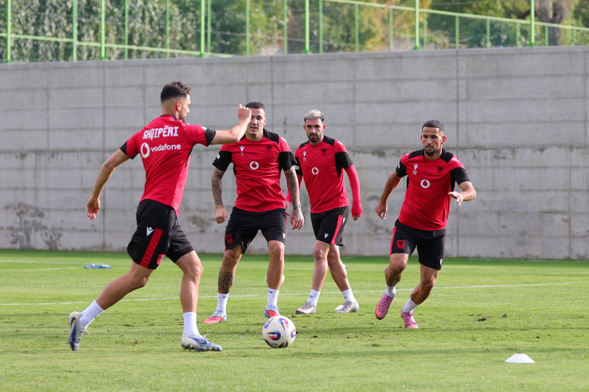 Kualifikueset e Botërorit 2026 / Sfida me Serbinë, Kombëtarja zhvillon seancën e parë stërvitore në Shtëpinë e Futbollit