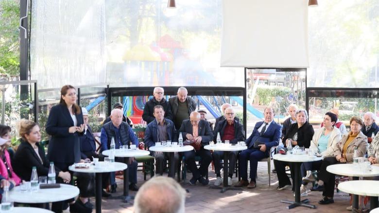 Kushtetuesja “ngriu” dekretin për zgjedhjet në Tiranë, Manastirliu vazhdon fushatën! Takohet me banorët e..