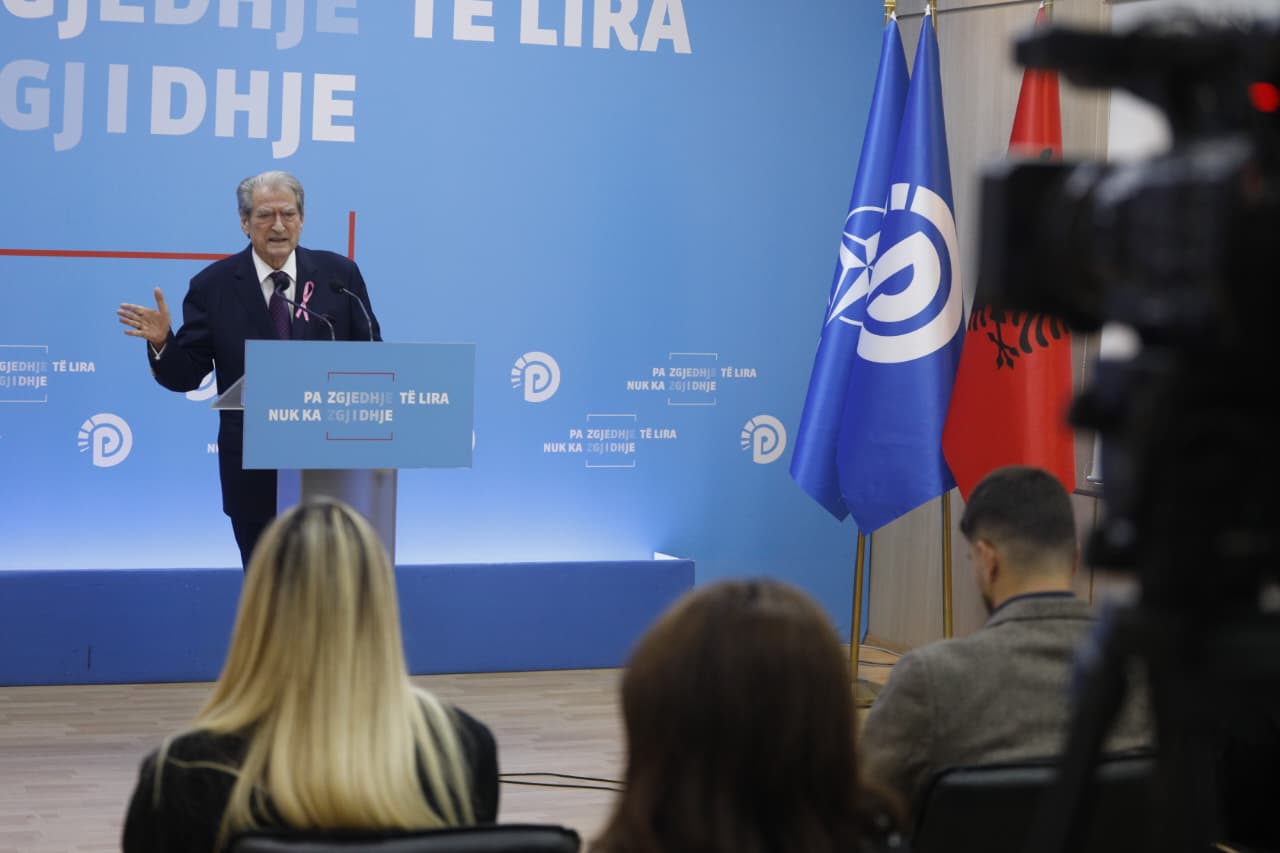 “Kushtetuesja” shpalli vakancë për vendin e Sonila Bejtjas, Berisha: Vendosi shkelmimin e ligjit