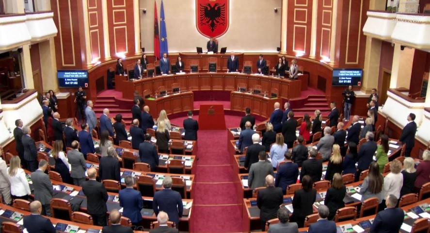 Kuvendi mban një minutë heshtje për Astrit Kalanë, deputetët nderojnë gjyqtarin e vrarë në detyrë