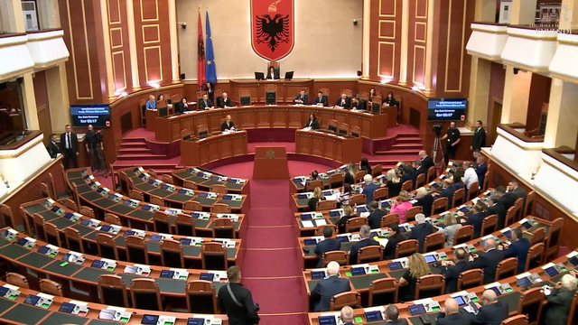 Kuvendi në tension/ Gazment Bardhi nuk del nga salla, Peleshi ndërpret sërish punimet e seancës