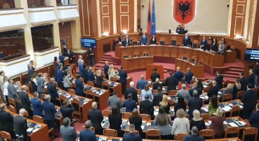 Kuvendi nis seancën me një minutë heshtje për gjyqtarin Kalaja/ Pas përplasjes PS-PD, vendoset 2.5 orë debat për çdo raport