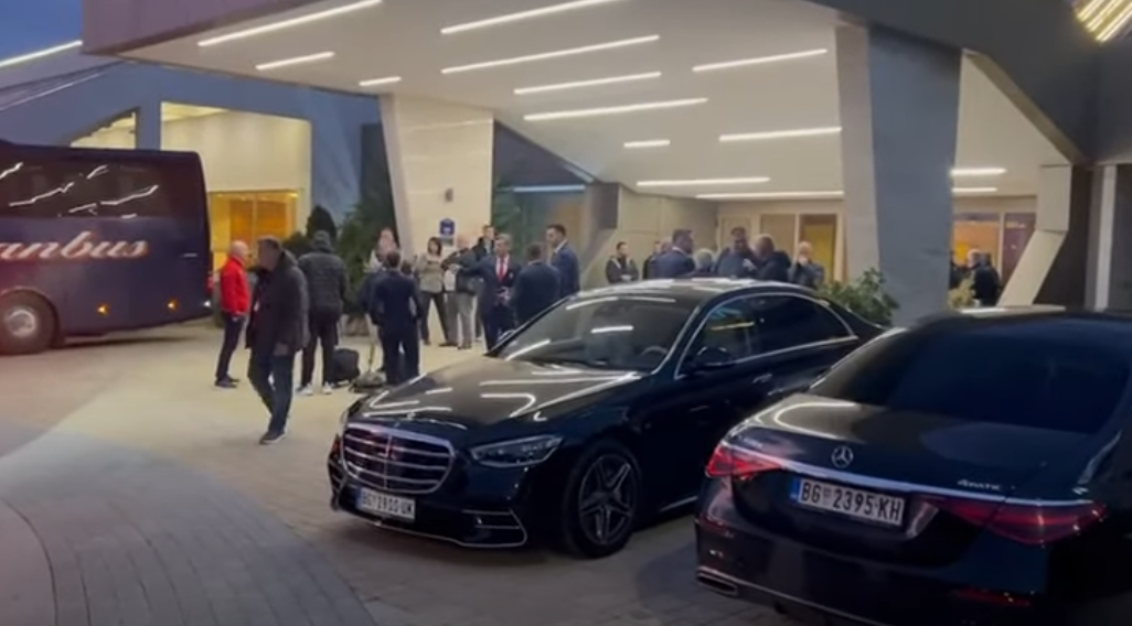 LAJM I FUNDIT/ Shqipëria lë hotelin dhe niset drejt stadiumit në Leskovac, gati për fitoren e madhe