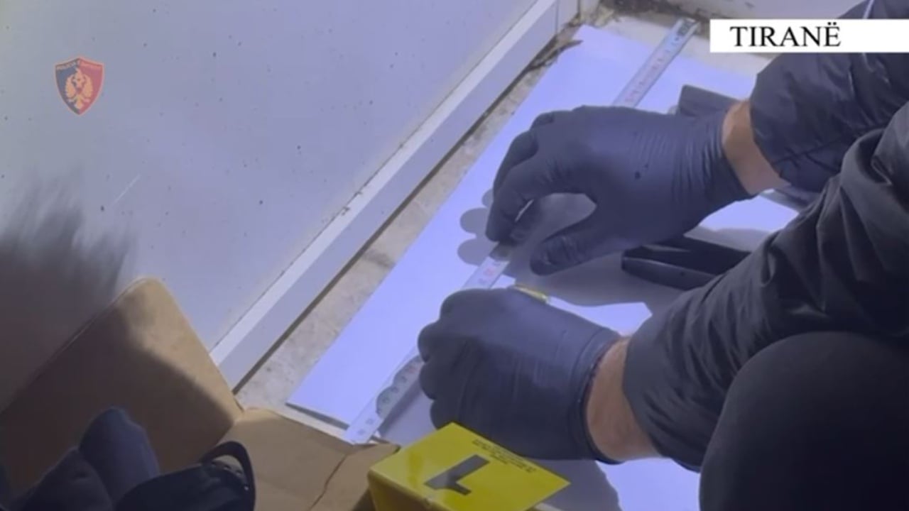 Lëvizte në bulevardin “Bajram Curri” me pistoletë, vihet në pranga 39-vjeçari, sekuestrohet arma dhe fishekët