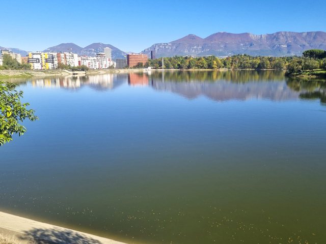 Liqeni Artificial i “sëmurë”, ndotje nga tetë drejtime