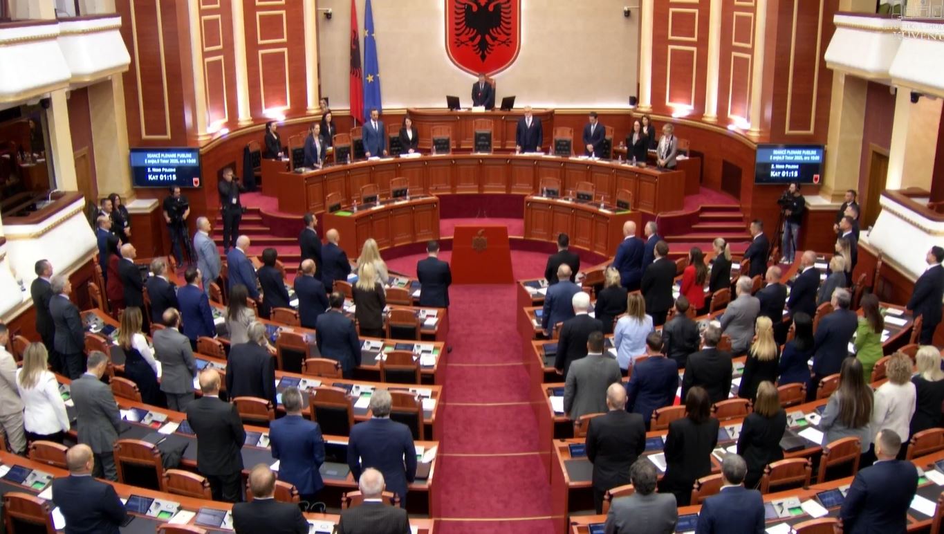 LIVE! Kuvendi nis me 1 minutë heshtje për gjyqtarin Kalaja! Peleshi: Do rishikojmë materialin për Enver Hoxhën