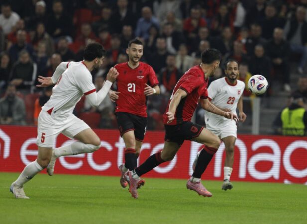 LIVE Shqipëri-Jordani/ Vijon pjesa e dytë, kuqezinjtë kërkojnë golin. Sylvinho kryen tre zëvendësime