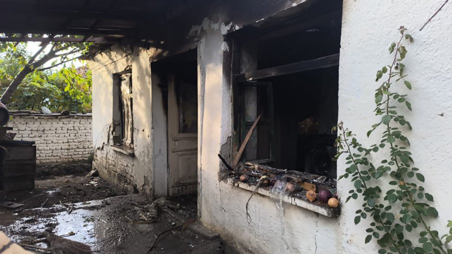 Maliq/ Shkrumbohet banesa në fshatin Sovjan, dëme të shumta materiale