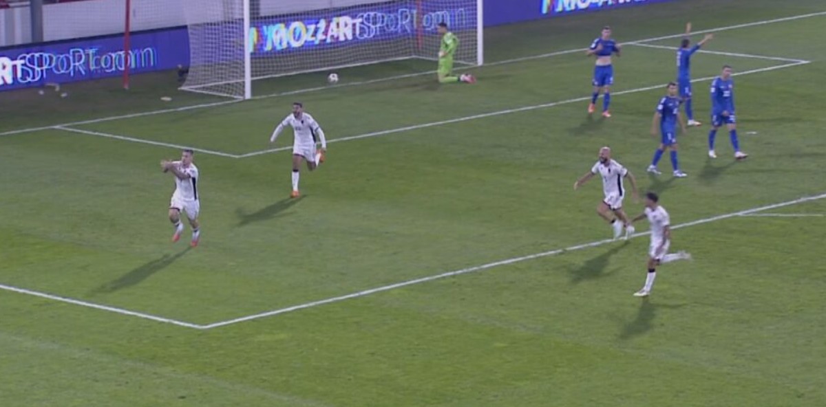 Manaj “korrigjon” gabimin dhe shkund rrjetën në Leskovac. Shqipëria e mbyll në avantazh pjesën e parë (video)