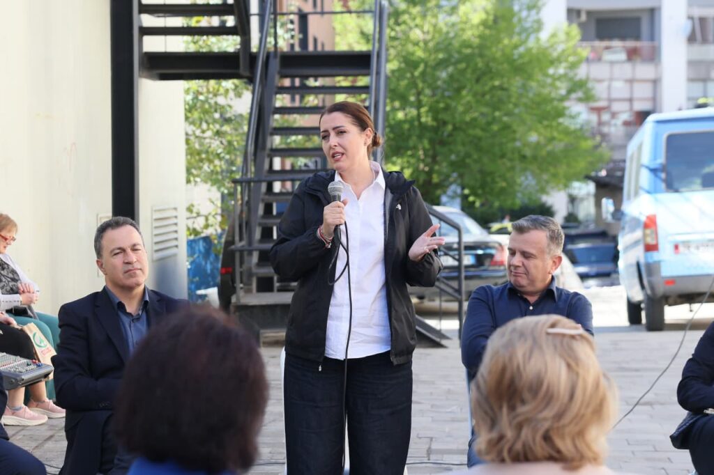 Manastirliu me banorët e Tiranës: Më shumë hapësira publike për fëmijët e të moshuarit!