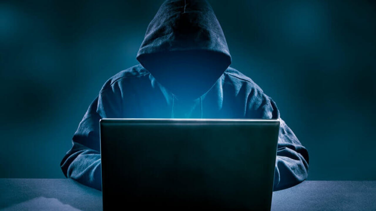 Mashtronin dhe vidhnin me 49 milionë llogari false dhe me 40 mijë karta telefonike/ Shkatërrohet banda e hakerave