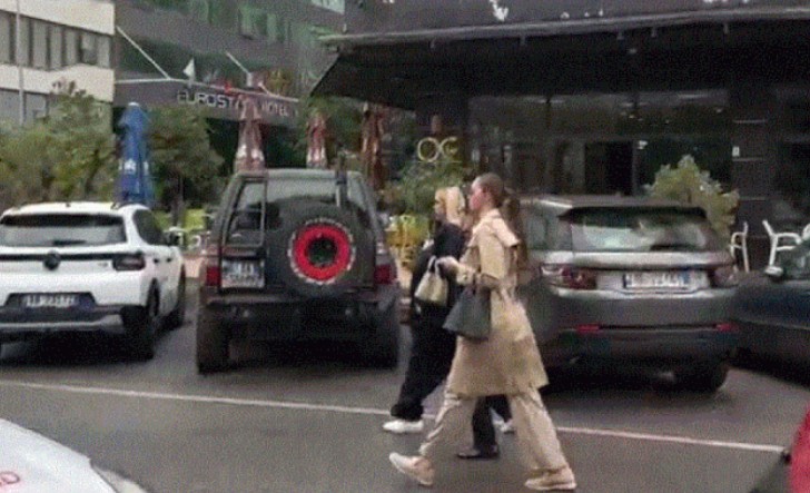 Mas@kruan në fytyrë Klea Prengën, motrat Berisha paraqiten në Gjykatë