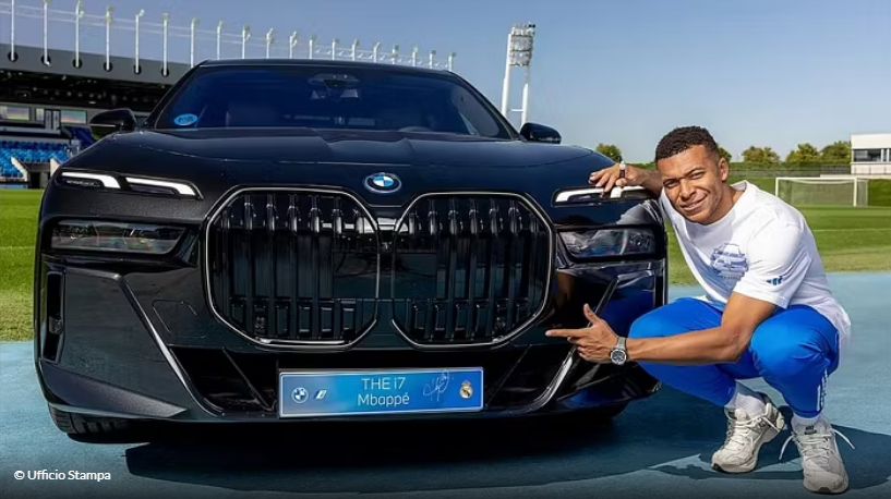 Mbappé merr dhuratë luksoze dhe të personalizuar, por ka një problem; nuk di ta ngasë