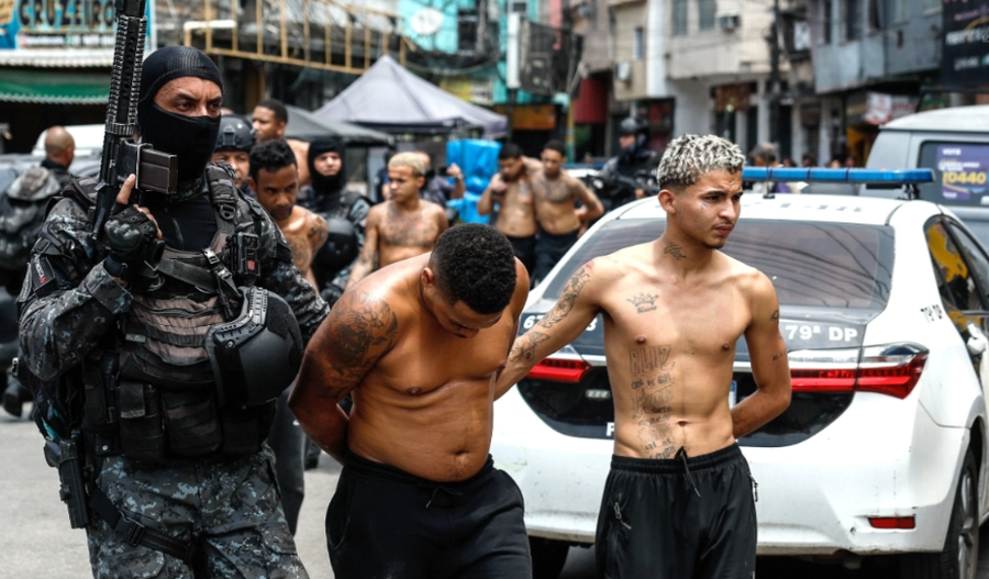 Mbi 2500 policë mësyjnë favelat e Rios, 64 të vdekur nga operacioni kundër bandave në Brazil
