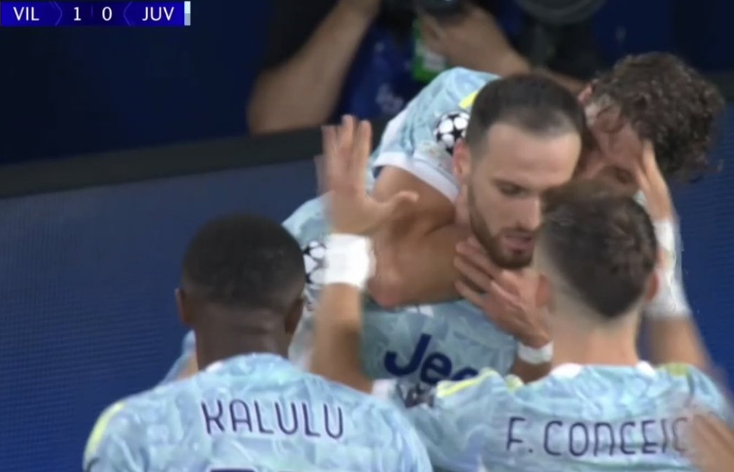 Mbrojtësi i Juventusit shënon golin më të bukur të javës në Champions League, me rroveshatë (video)