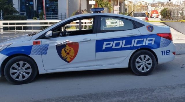 Me armë me vete në makinë dhe nuk iu bindën Policisë për të ndaluar, arrestohen 2 persona në Fier
