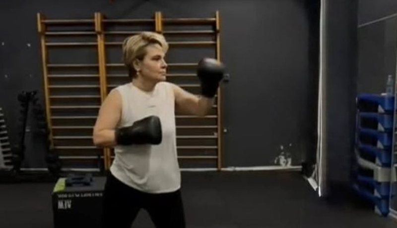 Me doreza boksi në duar/ Kryemadhi mesazh avokatit nga palestra: Të përshëndes, ligji paska…