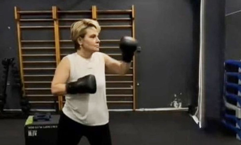 Me doreza boksi në duar, Monika Kryemadhi mesazh avokatit nga palestra: Të përshëndes, ligji paska…