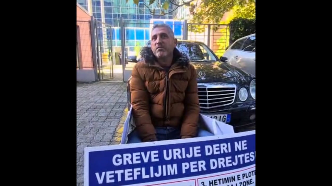 “Më mirë vdes këtu”, qytetari nis grevën para SPAK: Më kanë vrarë nënën dhe dajën për shtëpinë