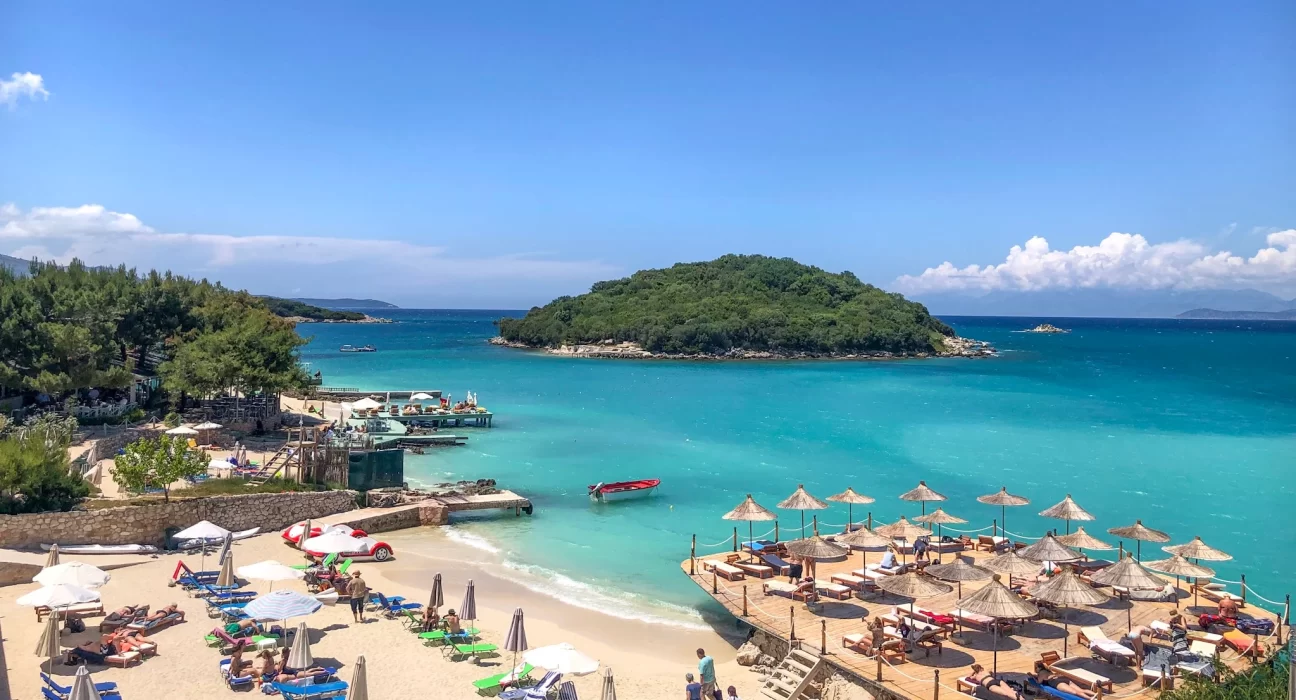 Media britanike: Shqipëria, vendi i bukur evropian me 21 gradë Celsius në tetor dhe më pak se 3 orë larg Britanisë së Madhe