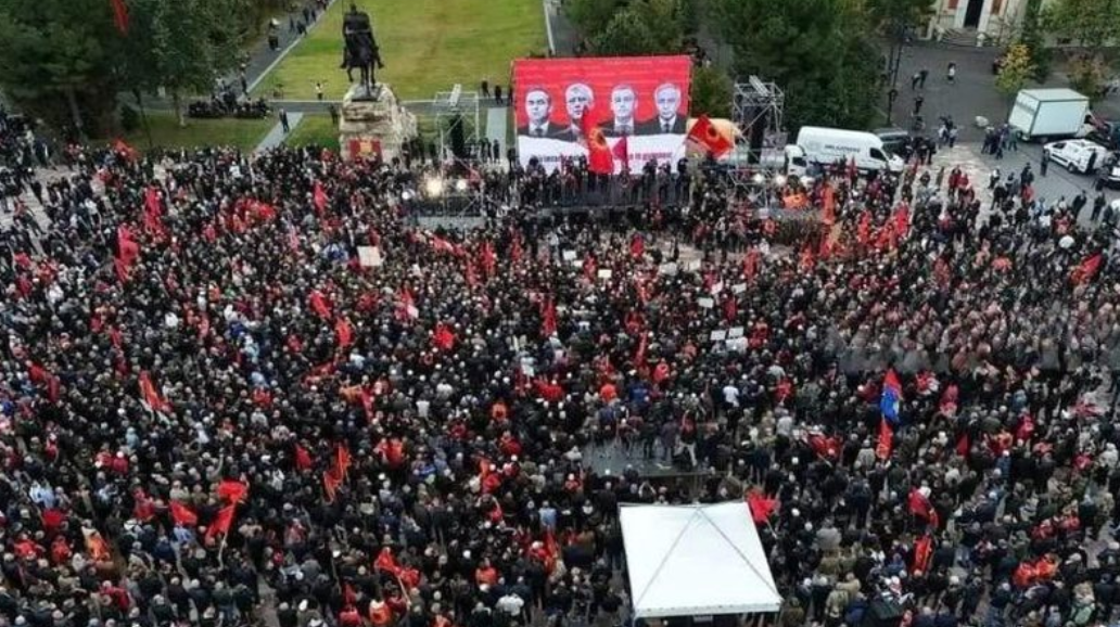Mediat ndërkombëtare jehonë protestës në Tiranë: Mijëra njerëz u ngritën në mbështetje të ish-krerëve të UÇK
