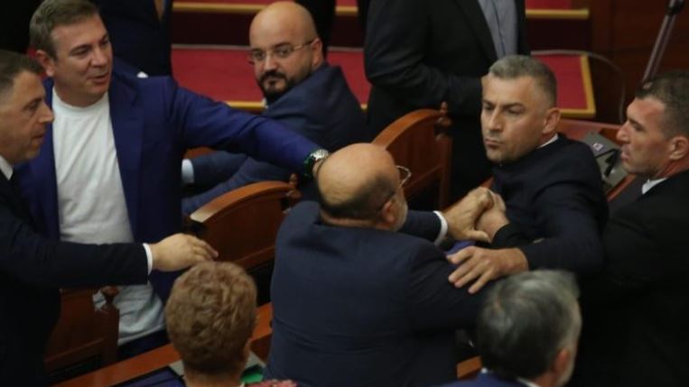 Merret peng një person në Devoll, shoqërohen tre persona! S’mund të mungonte edhe vëllai i deputetit të Berishës