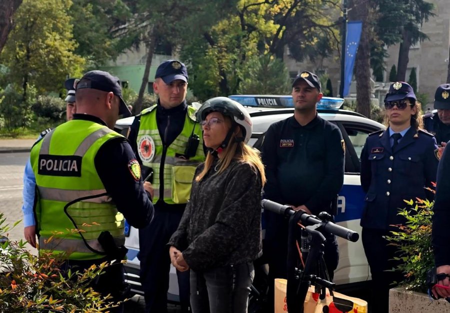 Mësuesja po shkonte në punë me monopatinë, dhjetëra policë i bëjnë pritë ‘krimineles’