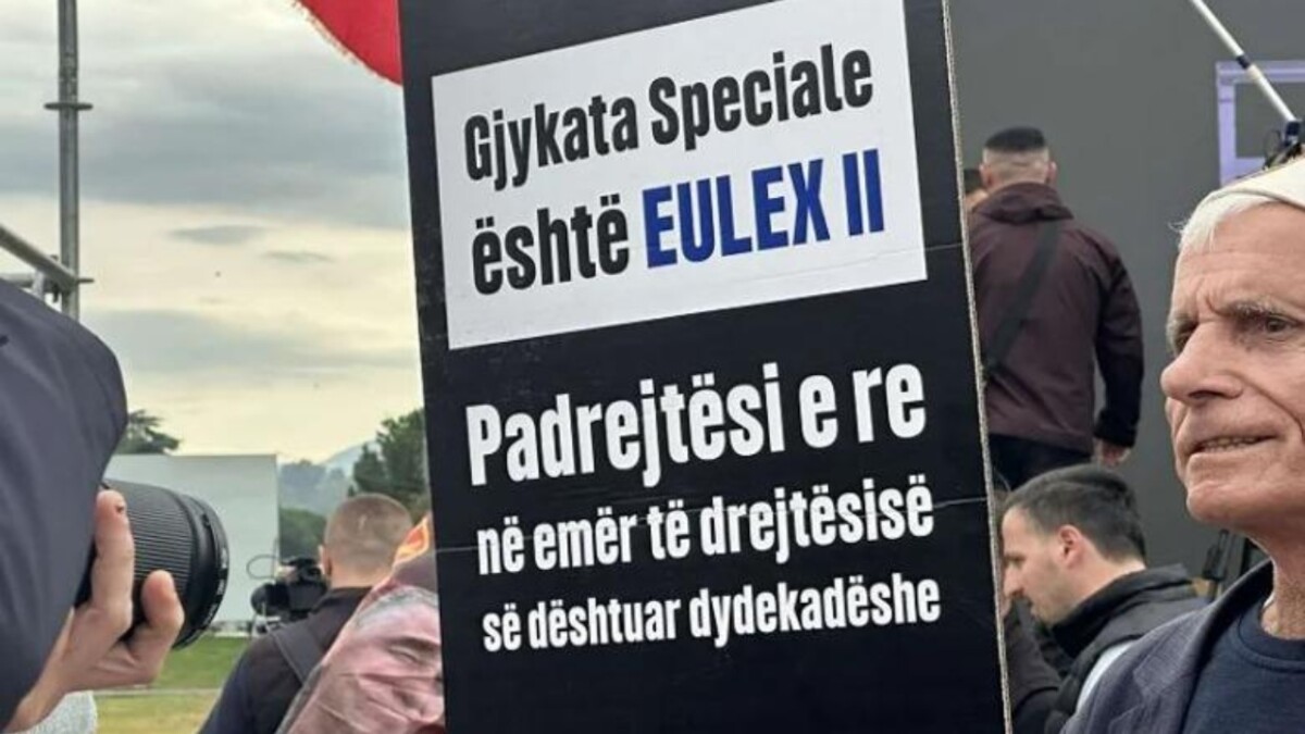 Mijëra shqiptarë kërkojnë drejtësi! Ja për çfarë akuzohen ish-krerët e UÇK-së, çfarë po ndodh me gjyqin në Hagë