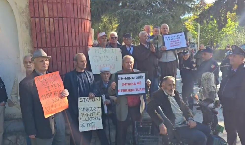 Minatorët në protestë përpara parlamentit: Ne vuajmë për bukën e gojës, deputetët marrin 4 mijë Euro