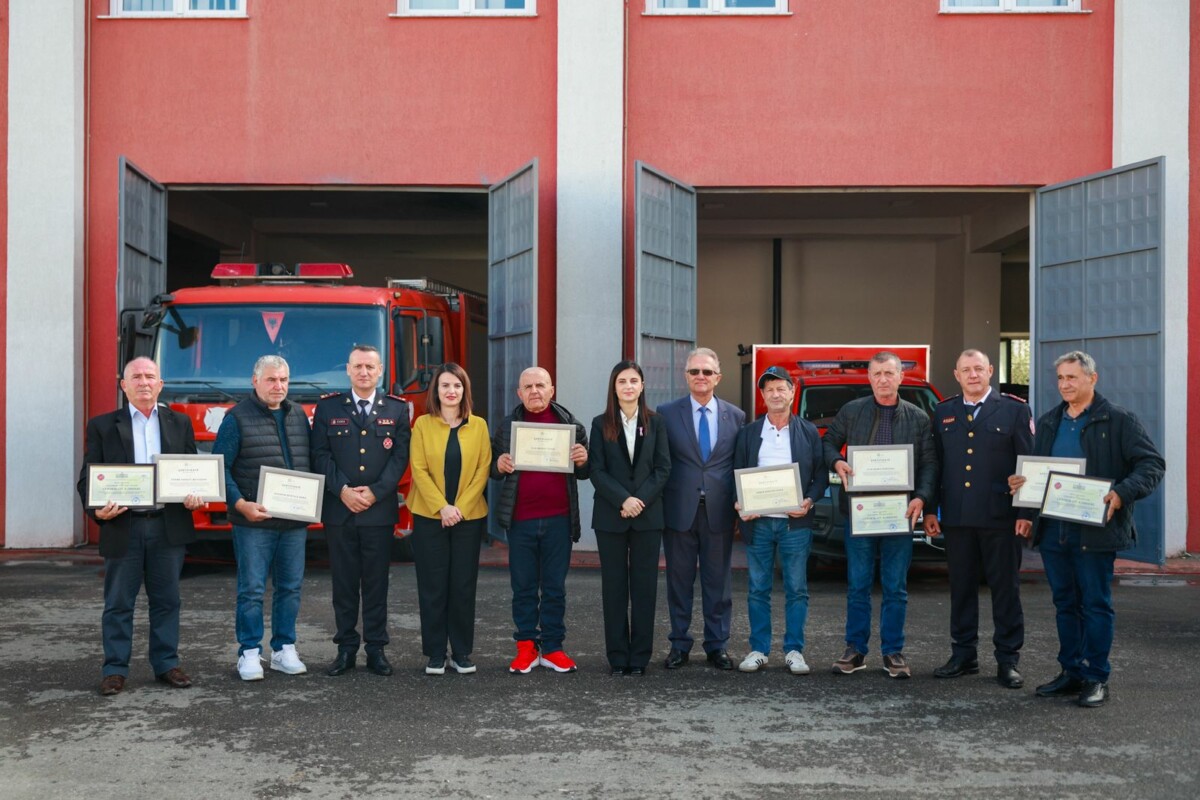 Ministrja Koçiu me zjarrfikësit në Durrës: Do punojmë që sytë të drejtohen nga ju, jo vetëm në emergjencë