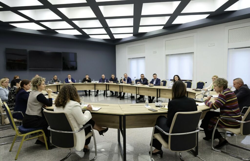 Ministrja Sala apel drejtuesve të spitaleve: Planifikoni dhe zbatoni protokollet për barnat