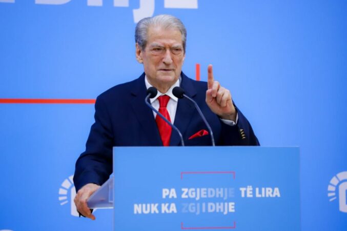 Mitingu madhështor dhe Berisha planprishës, “harron” urdhrin që dha në parlament për mospjesëmarreje në protestë