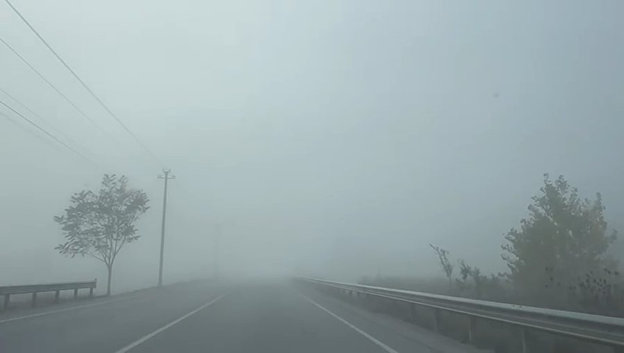 Mjegulla pushton aksin Korçë-Maliq, policia apel drejtuesve të mjeteve