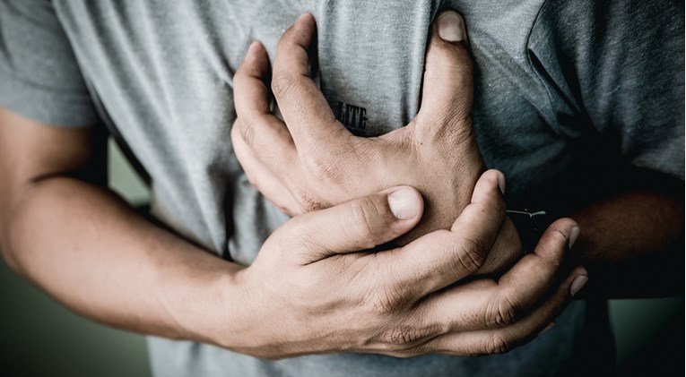 Mjeku: Të rinjtë flenë në 2 të natës, si mund të presin të kenë zemër të shëndetshme!