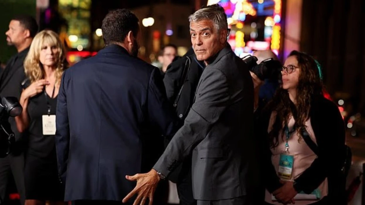 Momente gazmore në Hollywood: George Clooney vendos me shaka dorën mbi të pasmet e Adam Sandler