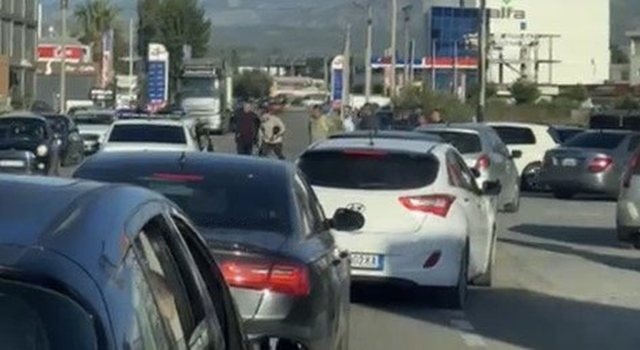 Momente paniku në hyrje të Elbasanit, një person i shtrirë në rrugë, dyshohet për plagë të rënda