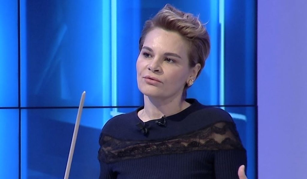 Monika Kryemadhi surprizon ndjekësit, shfaqet me robdisham në krevat me një influencere të njohur (Foto)