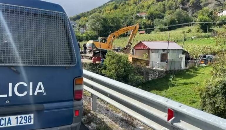 “Morëm borxhe për t’i ndërtuar”/ IKMT dhe Policia prishin barakat përgjatë Rrugës së Arbrit, reagojnë banorët