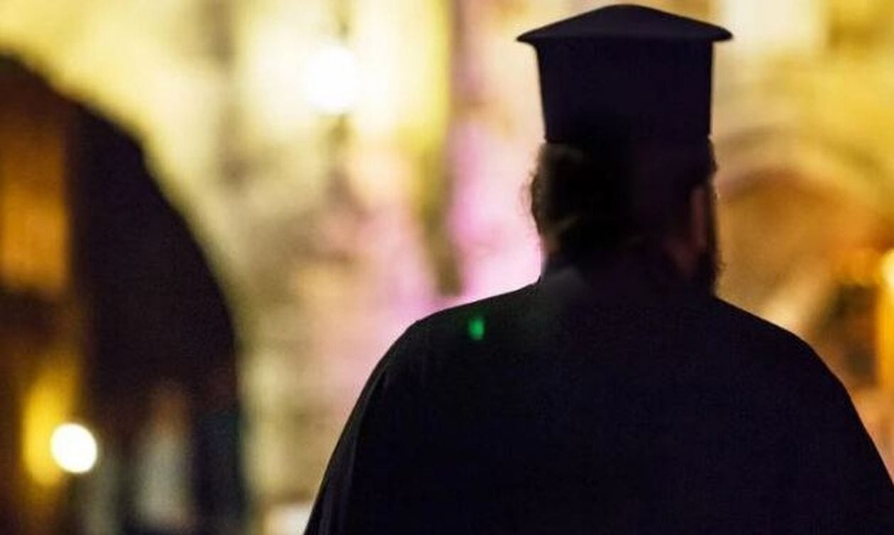 “Mos i ço në bankë, t’i mbaj unë paratë më mirë ”/ 8 vite burg për priftin që mashtroi të moshuarin dhe i zhvati 250 mijë euro… rinovoi shtëpinë e tij