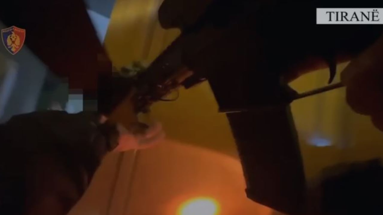 “Mos lëviz, duart pas”/ Vrau me thikë 40-vjeçarin në Babrru, momenti i arrestimit të autorit