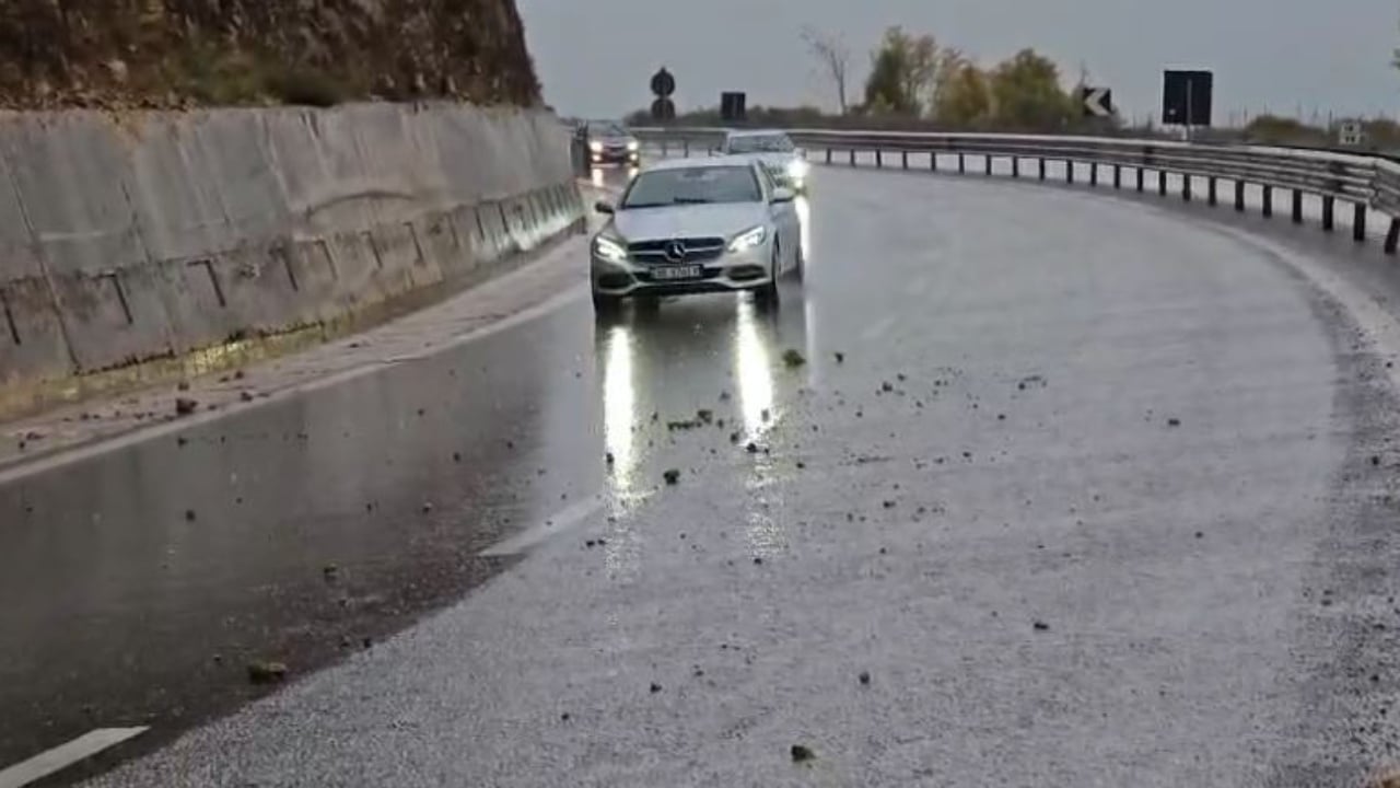 Mot i keq në Qarkun e Kukësit/ Reshje të dendura dhe mjegulla shkaktojnë probleme në rrugë