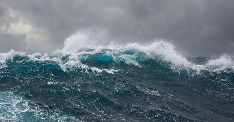 Moti i keq në vend/ Pezullohen lundrimet e linjës Durrës-Bari