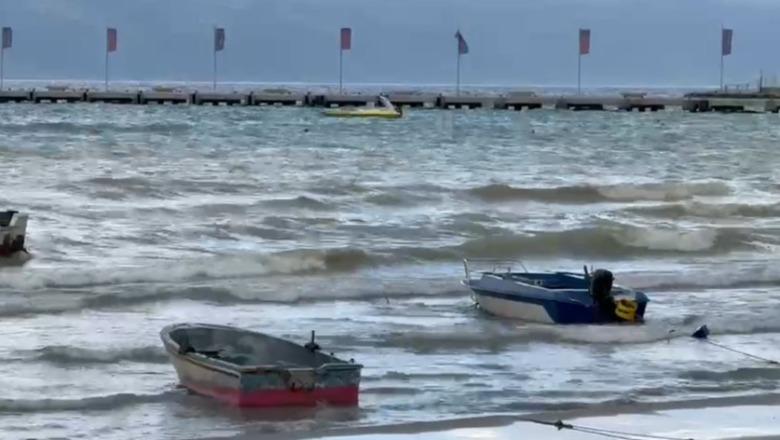 Moti i keq pezullon aktivitetin detar në Vlorë, ndalohet lundrimi i mjeteve të vogla deri ditën e nesërme