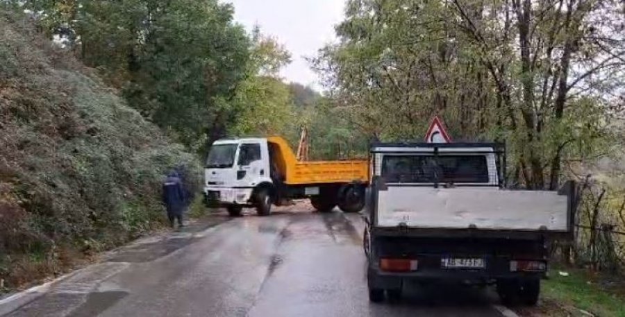 Moti i keq prek edhe Kukësin/ Gurë dhe inerte në rrugë, problematika për qarkullimin e mjeteve në disa akse