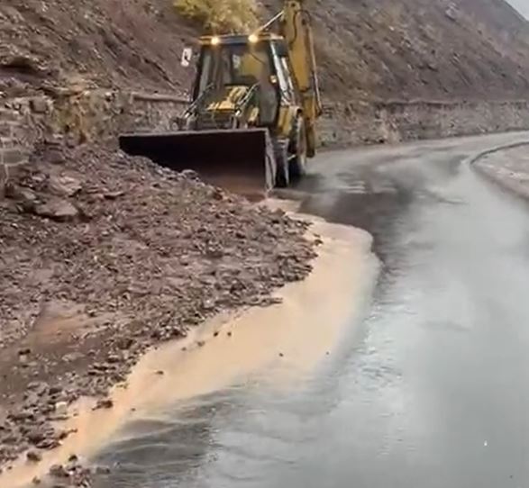Moti i keq prek edhe Kukësin/ Gurë dhe inerte në rrugë, vështirësi për qarkullimin e mjeteve