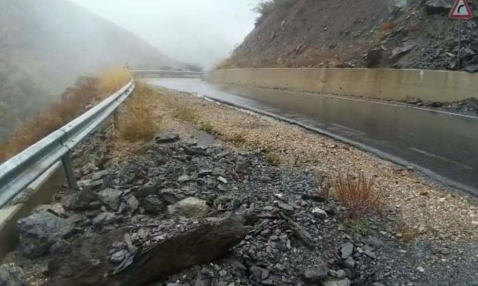 Moti i keq prek edhe qarkun e Shkodrës, bllokohet rruga nacionale Pukë–Fushë Arrëz