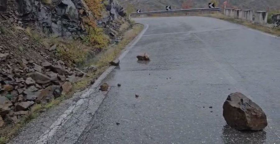 Moti i keq shkakton probleme në Kukës, rënie gurësh dhe inerte në Rrugën e Kombit
