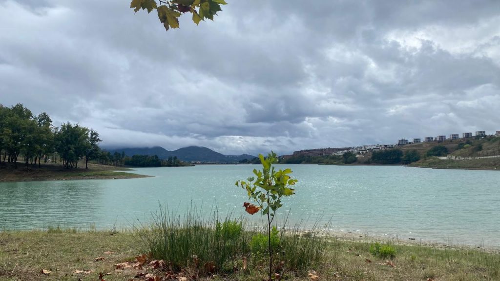 Moti i paqëndrueshëm , reshje shiu dhe era e fortë në të gjithë vendin