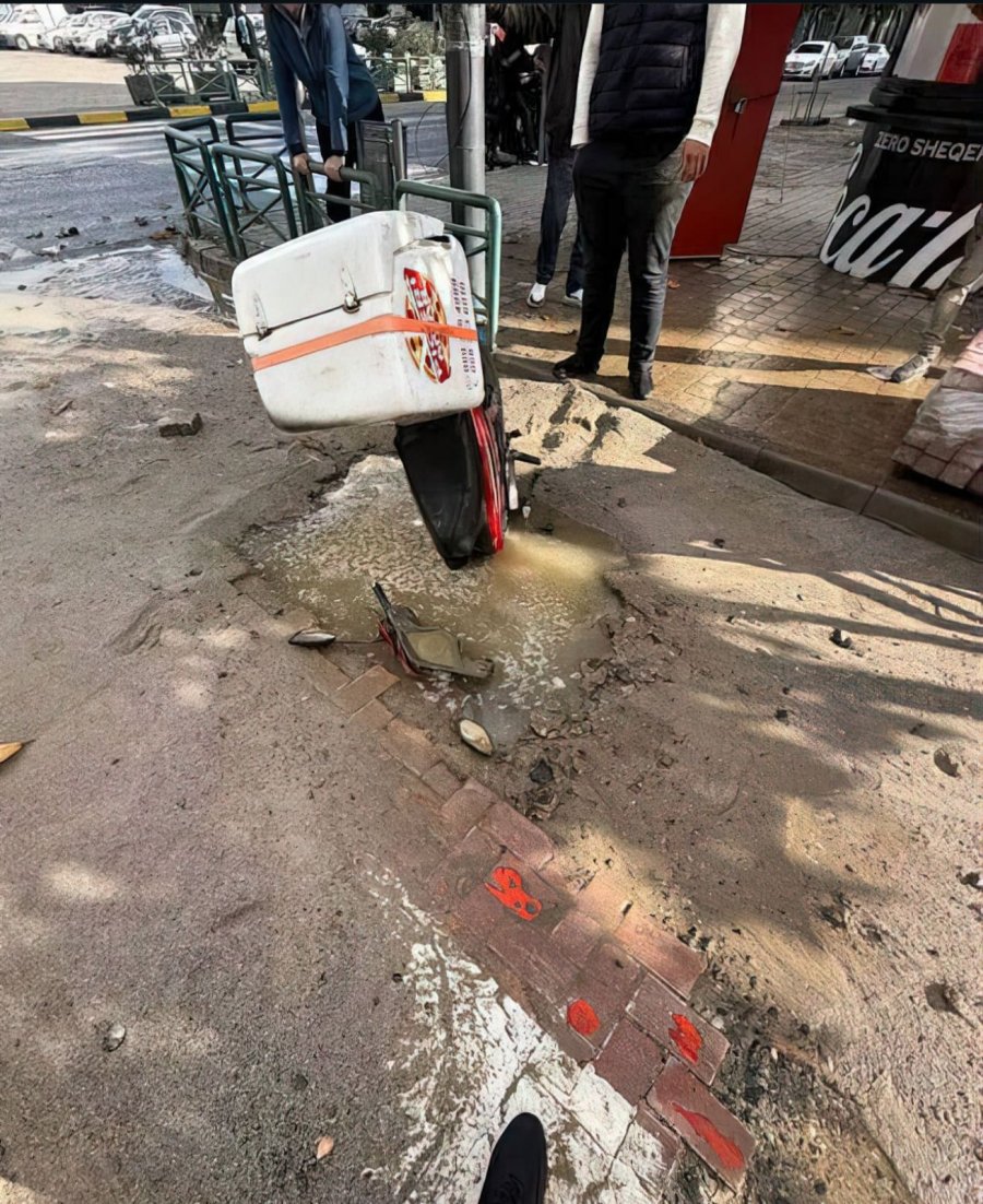 Mungesa e sinjalistikës shkakton aksident pranë stadiumit të Elbasanit, motorçiklisti bie në gropën e punimeve të ujësjellësit